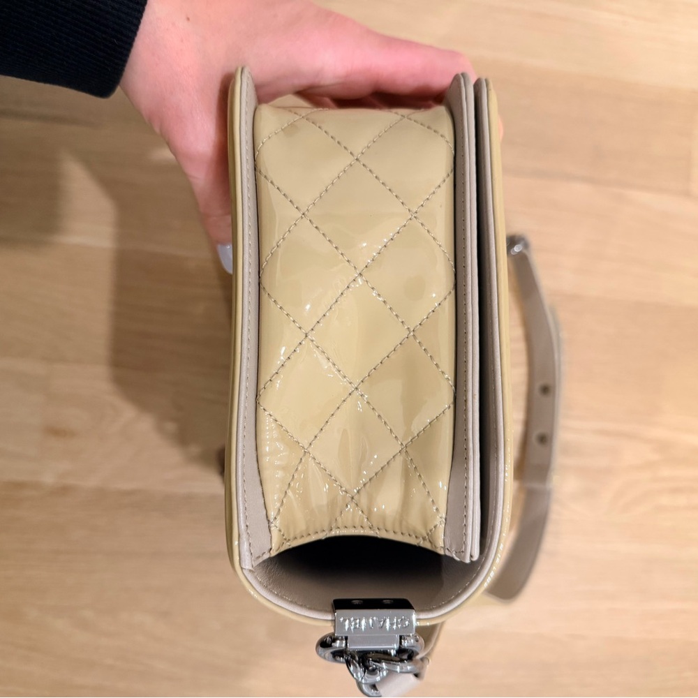 AUTHENTIC Chanel patent leather medium boy bag. - Picture 8 of 10